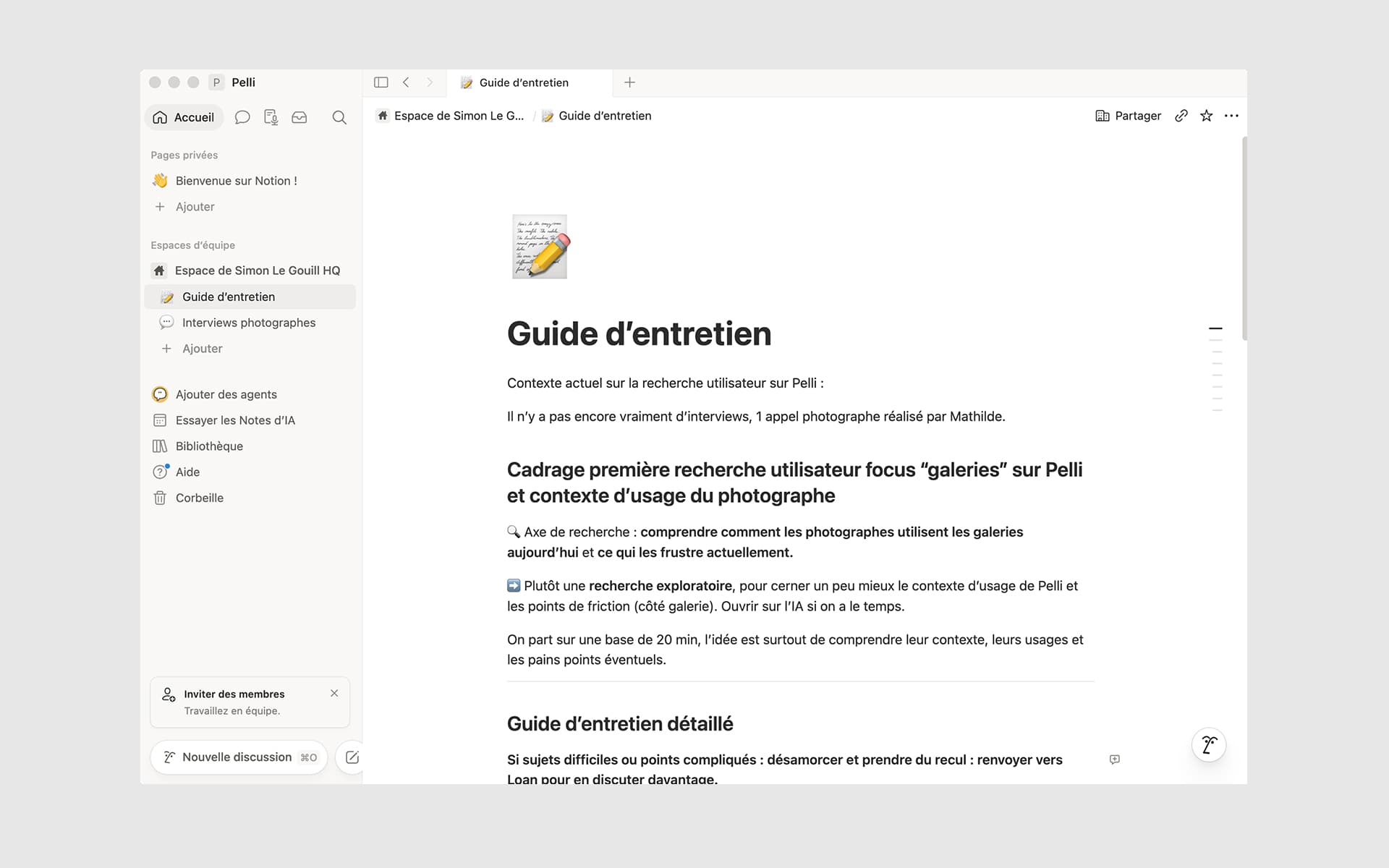 Le guide d'entretien rédigé dans Notion : le cadrage de la première recherche utilisateur - l'axe de recherche, comprendre comment les photographes utilisent les galeries aujourd'hui et ce qui les frustre, le parti pris d'une recherche exploratoire d'une vingtaine de minutes centrée sur le contexte d'usage - puis le début du guide détaillé.