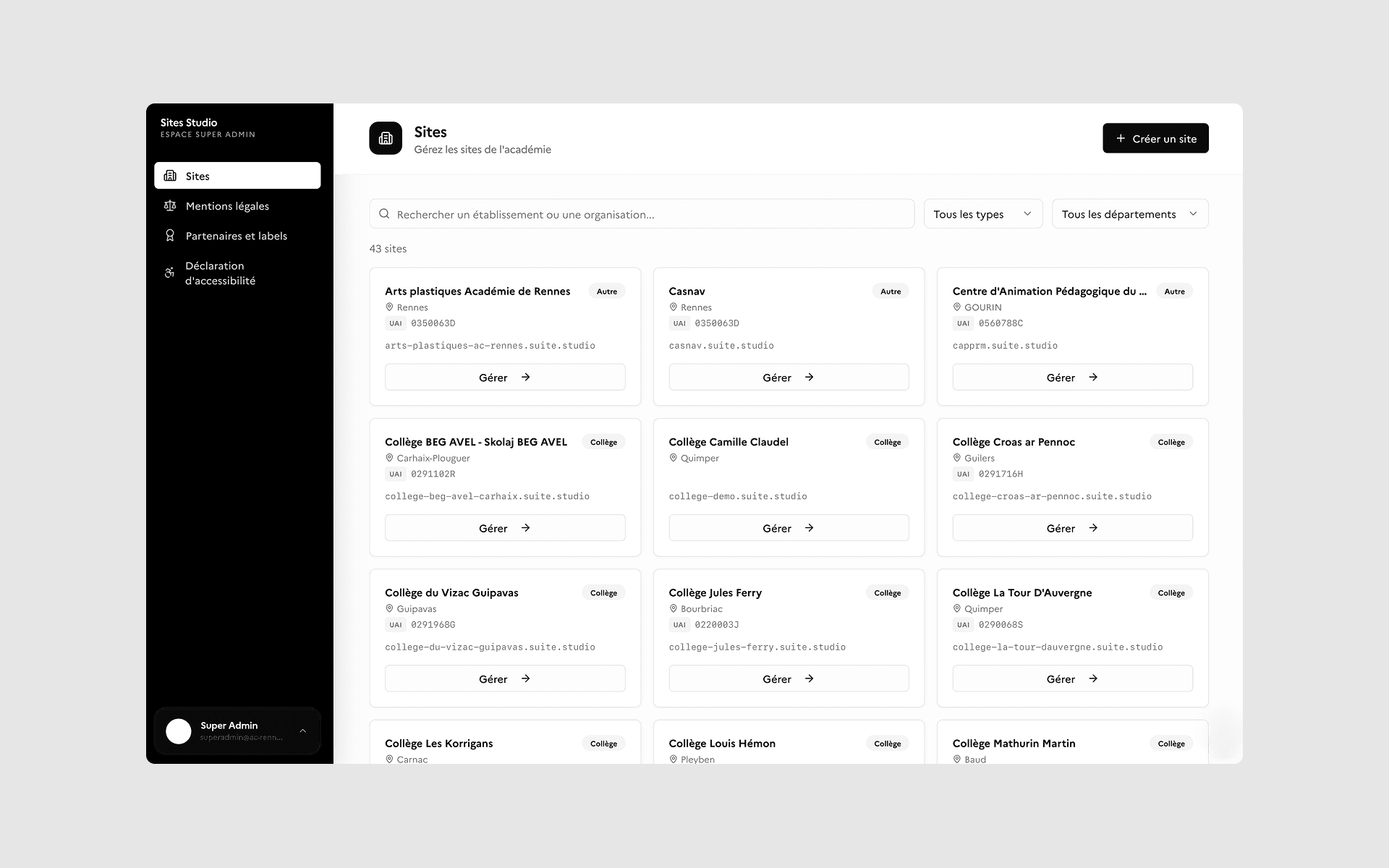 L'espace Super Admin ouvert sur les quarante-trois sites de l'Académie : chaque établissement y apparaît avec son code UAI, sa commune et l'adresse de son site, assorti d'un bouton pour le gérer ; le menu de gauche donne accès aux mentions légales, aux partenaires et labels et à la déclaration d'accessibilité.